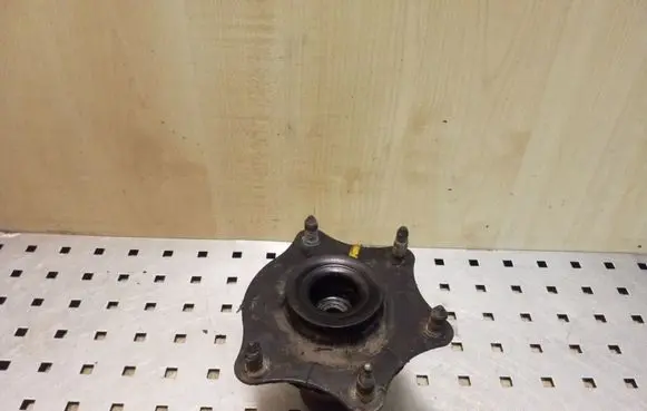 Honda CR-V Coil spring mount 