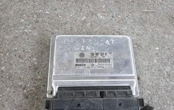 Volkswagen PASSAT B5.5 Engine control unit/module 3B0907557R