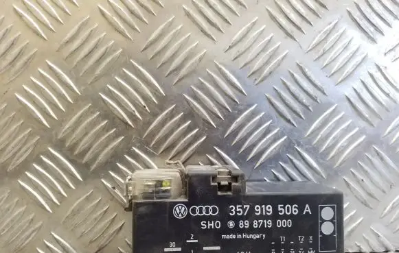 Volkswagen PASSAT B4 Coolant fan relay 357919506A