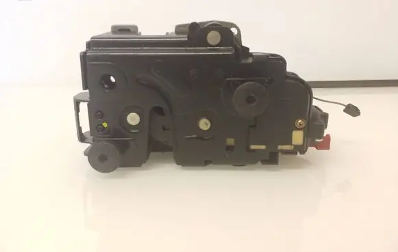 Volkswagen Golf Plus Rear door lock 7L0839015