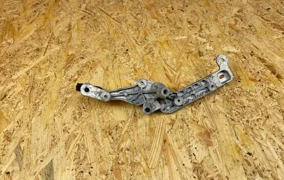 Engine mounting bracket