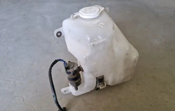 Mitsubishi L200 Windshield washer fluid reservoir/tank