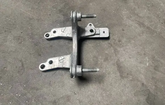 Volvo XC40 Engine mount bracket 32411213
