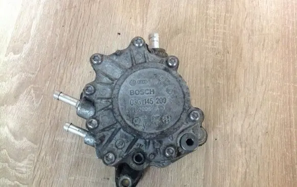 Volkswagen Golf V Vacuum pump 03G145209C 030906A