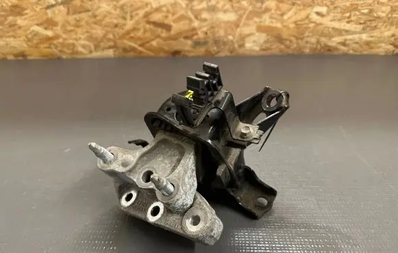 Toyota Auris E180 Engine mount bracket