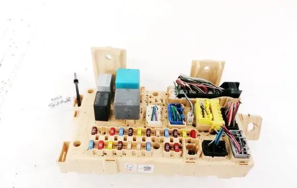 Toyota Avensis T250 Fuse box set 82641CA030F 82641-CA030-F