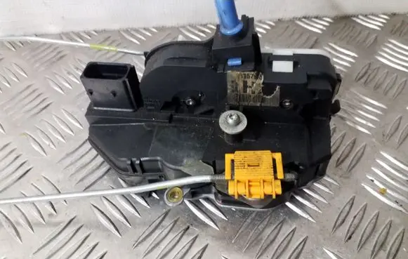 Opel Mokka Front door lock
