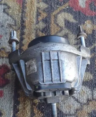BMW 3 E90 E91 Engine mount bracket 13981112