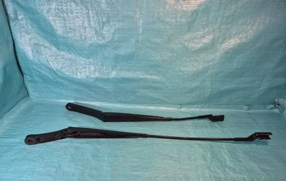 Volkswagen Golf VII Front wiper blade arm 5G1955409D 5G1955410G
