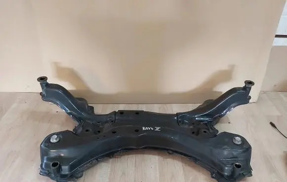 Toyota RAV 4 (XA40) Engine mounting bracket