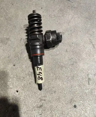 Volkswagen PASSAT B5 Fuel injector 038130073F