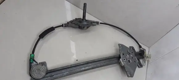 Rear door manual window regulator