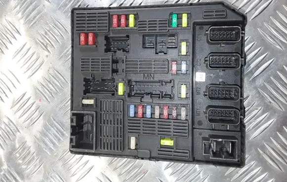Renault Scenic III - Grand scenic III Fuse module 284B62342R 2840207902300 0231050601138