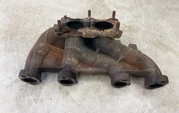 Volkswagen Golf V Exhaust manifold 06A253033
