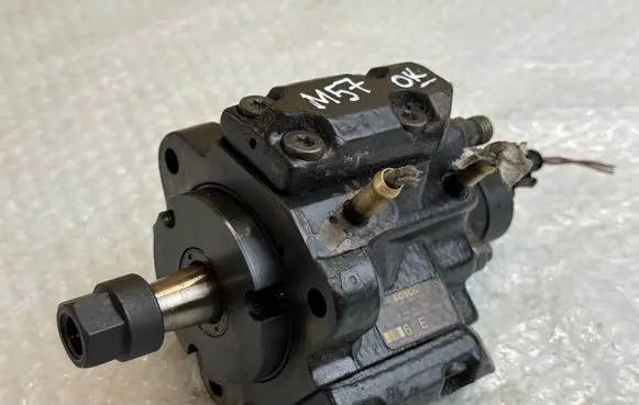 BMW 5 E39 Fuel injection high pressure pump 7787563 0445010009