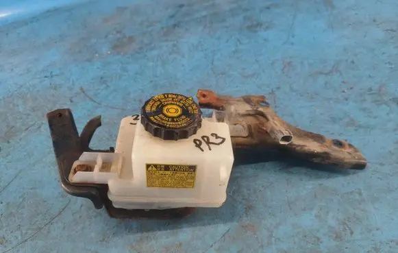 Toyota Prius (XW30) Brake fluid reservoir 4722047080