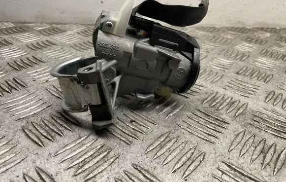 Toyota Avensis T270 Ignition lock 8978305030