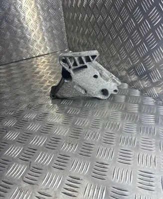 Engine mounting bracket