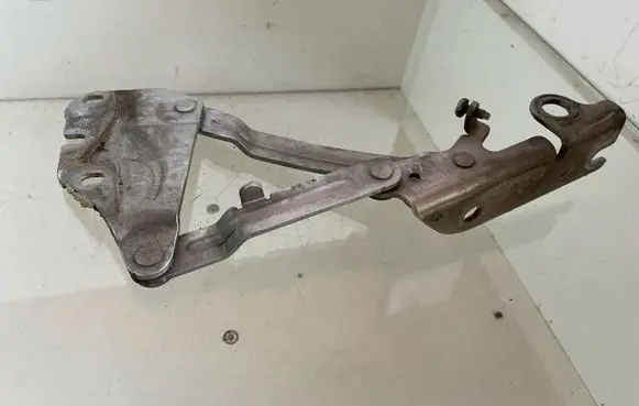 Engine bonnet/hood hinges