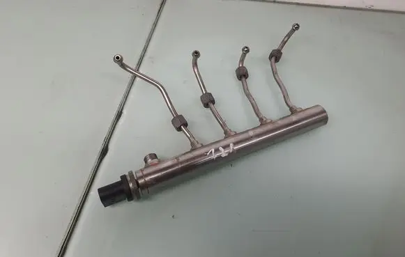 BMW 3 F30 F35 F31 Fuel injector supply line/pipe 7585411 13537585411