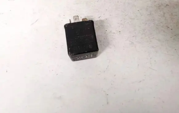 Volkswagen PASSAT B5.5 Other relay 8A0951253 899585