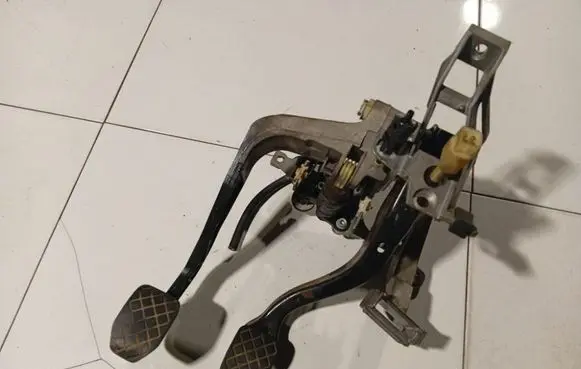 Volkswagen PASSAT B5 Clutch pedal 8D1721117D