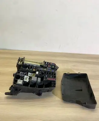 Toyota Auris 150 Fuse module 8266205150 9374