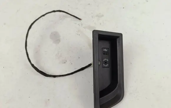 BMW 1 F20 F21 AUX in-socket connector 9207357 58450710 105026812