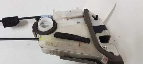 Toyota Prius (XW30) Rear door lock