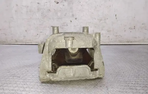 Volkswagen PASSAT B6 Engine mount bracket