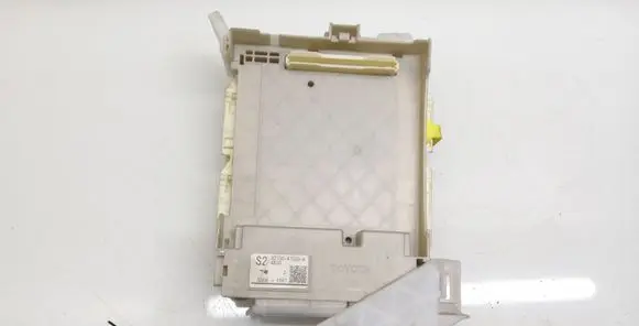 Toyota Prius+ (ZVW40) Fuse module 8273047550A 8273047550