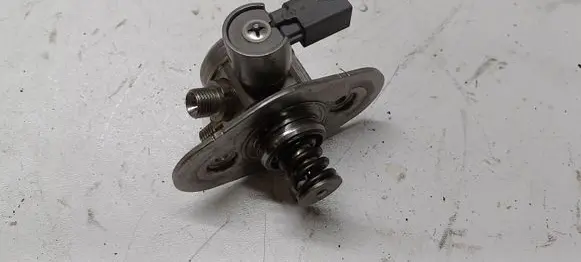 BMW 3 F30 F35 F31 Fuel injection high pressure pump 7584461