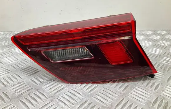 Tailgate rear/tail lights