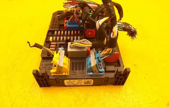 Peugeot 2008 II Fuse box set 9853735880