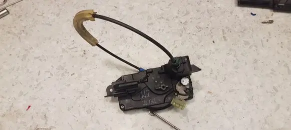 Opel Zafira B Front door lock 13220368