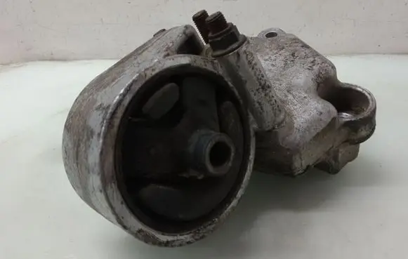 Volvo S40, V40 Engine mount bracket 3318040