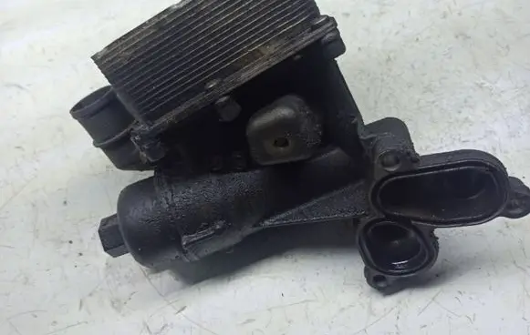 Renault Scenic II - Grand scenic II Oil filter mounting bracket