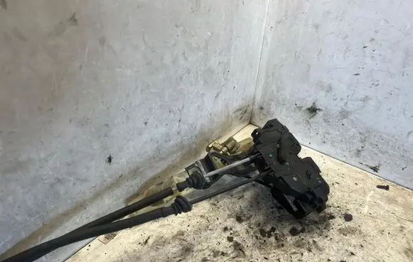 Hyundai Santa Fe Front door lock 813202B060