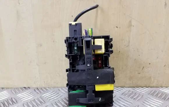 Peugeot 208 Fuse module 9666232680