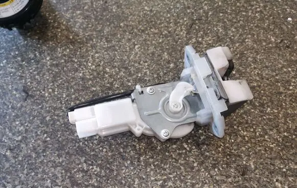 Suzuki Swift I Tailgate/trunk/boot lock/catch/latch