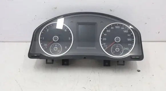 Volkswagen Tiguan Speedometer (instrument cluster) 5N0920882C