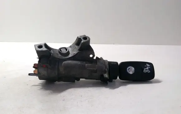 Volkswagen PASSAT B5.5 Ignition lock 4B0905851A