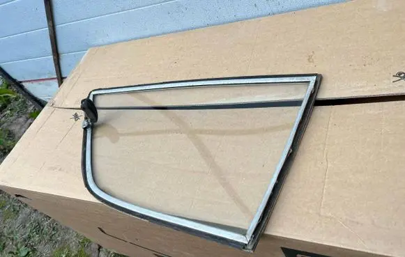 Opel Rekord C Side middle window/glass 