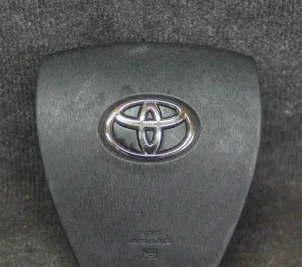 Toyota Prius c Steering wheel airbag
