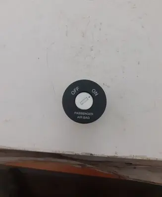 KIA Carens III Passenger airbag on/off switch 