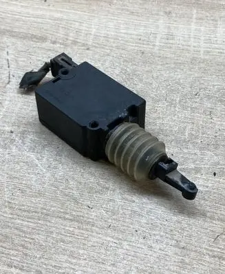 BMW 5 E39 Tailgate window lock/catch/latch 8360193 40620481