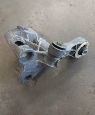 Nissan Note (E11) Engine mounting bracket 038120