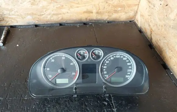 Volkswagen PASSAT B5.5 Speedometer (instrument cluster) 3B0920846A