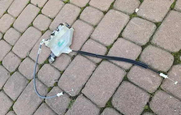 Opel Crossland X Rear door lock 16943707