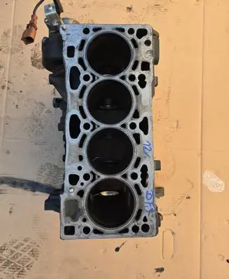 Volkswagen PASSAT B7 Engine block 04L023C